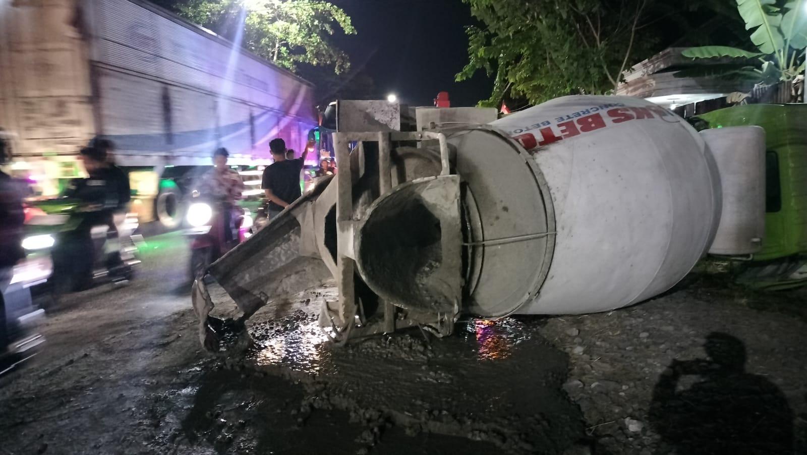BREAKING NEWS: Mobil Ayla Tabrak Truk Molen sampai Terguling di Jalan Raya Bojonegoro - Babat