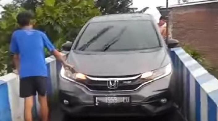 Mobil-Honda-Jazz-RS-tersesat-dan-terjebak-di-Jembatan-Pelor-Kota-Malang.jpg