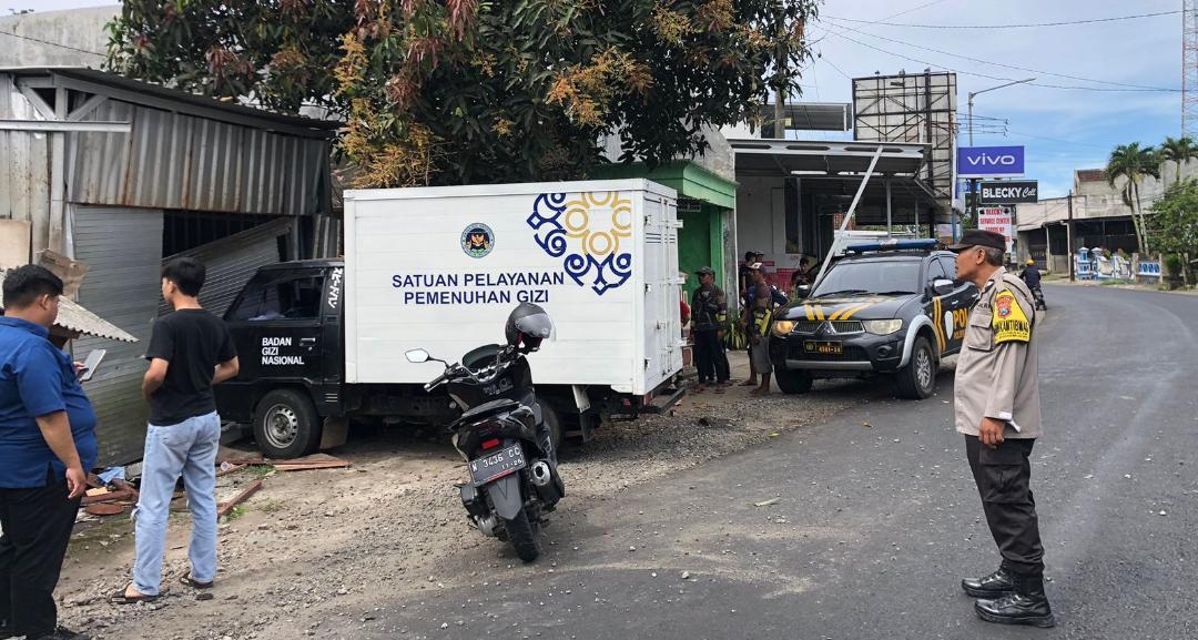 Gangguan pada Roda Belakang, Mobil MBG di Donomulyo Kabupaten Malang Tabrak Tiga Rumah