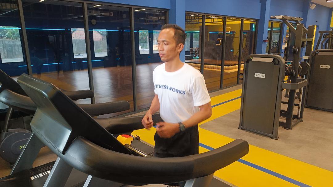 OLAHRAGA-Trainer-Muhammad-Hamzah-Pratama-olahraga-treadmill-di-Fitnessworks-Blacklanners-Malang.jpg
