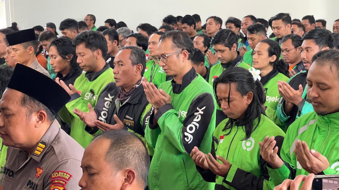 Polisi dan Ratusan Driver Ojek Online di Kota Malang Gelar Salat Gaib untuk Affan Kurniawan