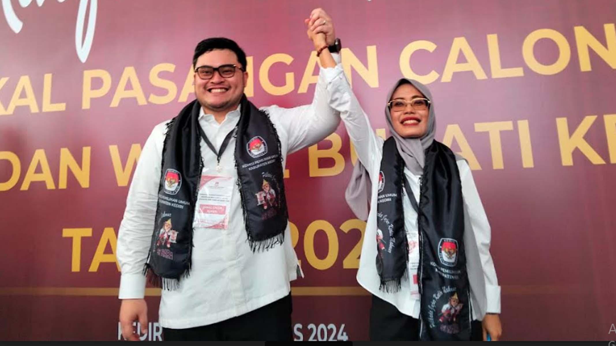 Mas Dhito dan Mbak Dewi Dikawal Ribuan Warga Kediri Daftar ke KPU, Mantap Maju Pilbup Kediri 2024