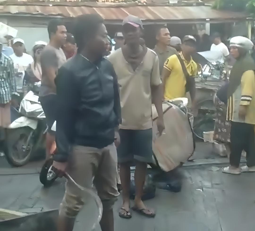 PEMBACOKAN-viral-kericuhan-di-Pasar-Srimangunan-Kabupaten-Sampang-Madura.jpg