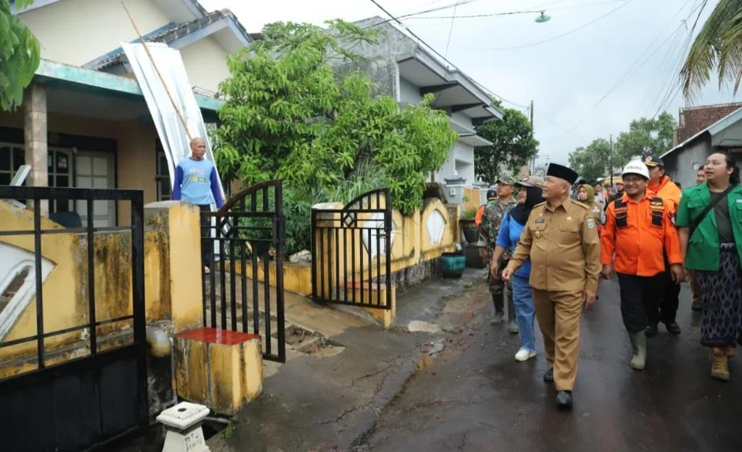 PUTING-BELIUNG-Bupati-Malang-Muhammad-Sanusi-meninjau-lokasi-terdampak-pascabencana.jpg