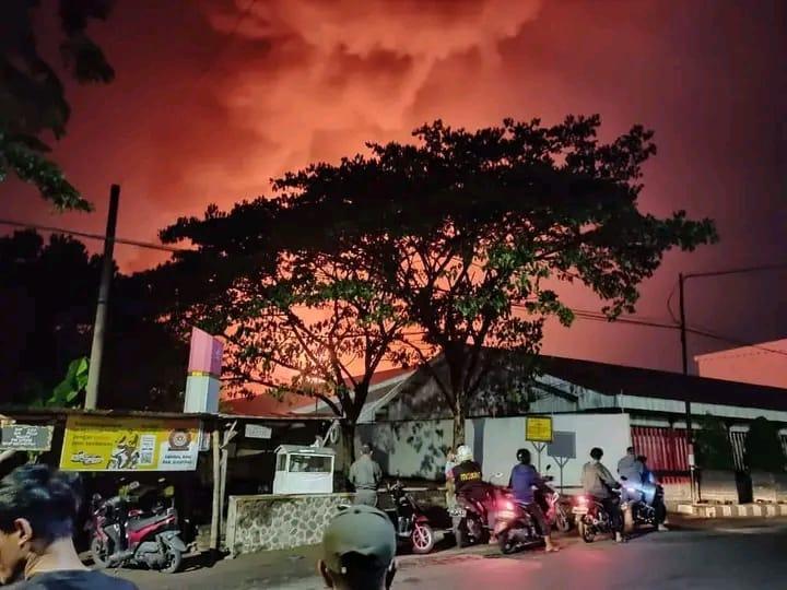 BREAKING NEWS - Pabrik Gudang Garam Kediri Terbakar, Api Berhasil Dipadamkan