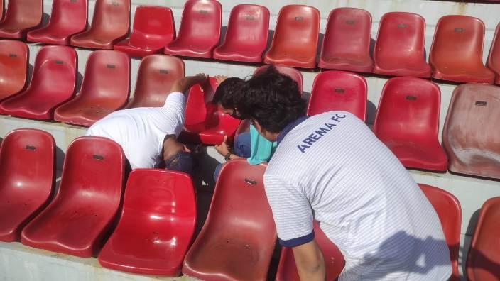 Panpel-Arema-FC-memperbaiki-single-seat-Stadion-Kapten-I-Wayan-Dipta-Bali-yang-dirusak-Aremania.jpg