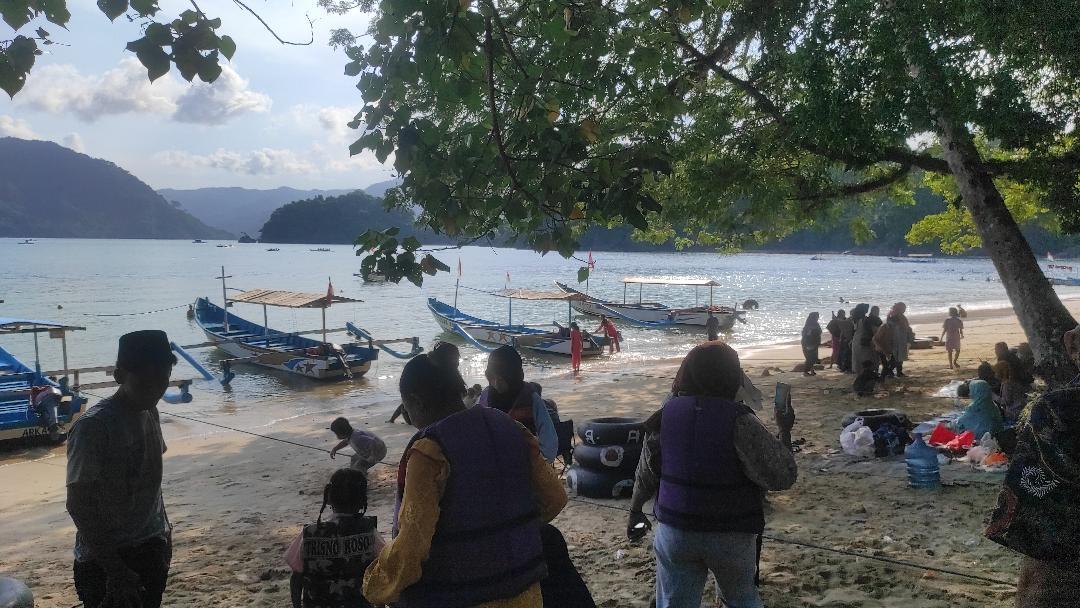 Pantai Pasir Putih Trenggalek Catat Rekor Baru: Kunjungan Wisatawan Terbanyak Pasca Pandemi Covid-19