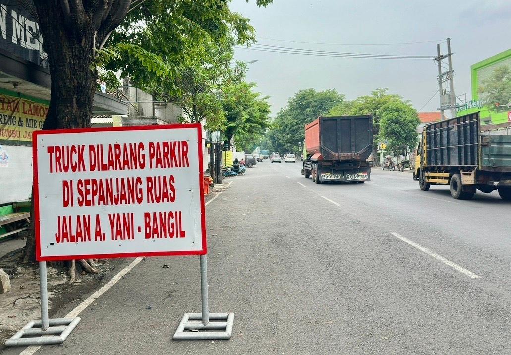Papan-larangan-parkir-dipasang-Dinas-Perhubungan-Kabupaten-Pasuruan-di-Jalan-A-Yani.jpg