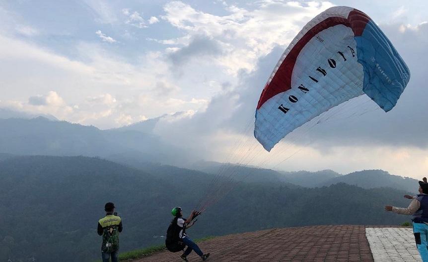 Para-atlet-paralayang-Kota-Batu-latihan-terbang-di-Gunung-Banyak-Desa-Songgokerto.jpg