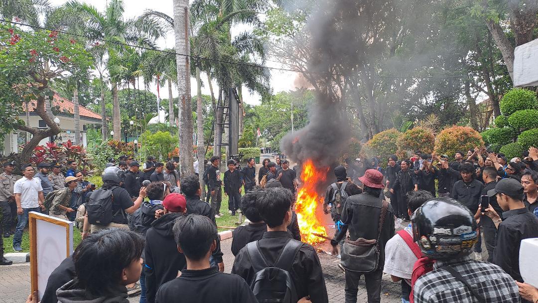 Dua Tahun Tragedi Kanjuruhan, Ratusan Demonstran Gelar Aksi Damai Menyuarakan Usut Tuntas