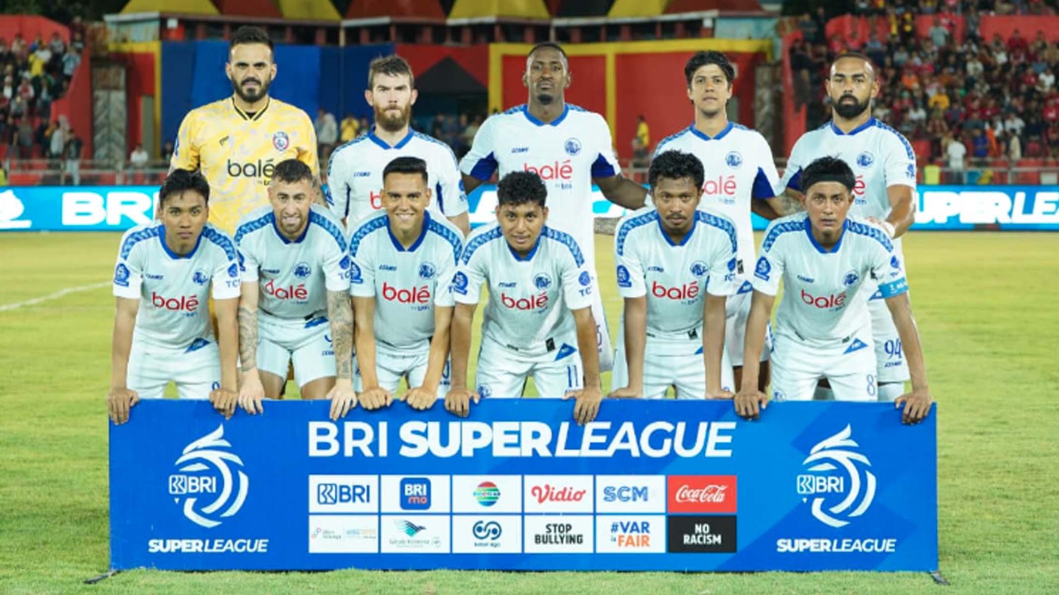 Para-pemain-utama-Arema-FC-sebelum-pertandingan-melawan-Semen-Padang.jpg