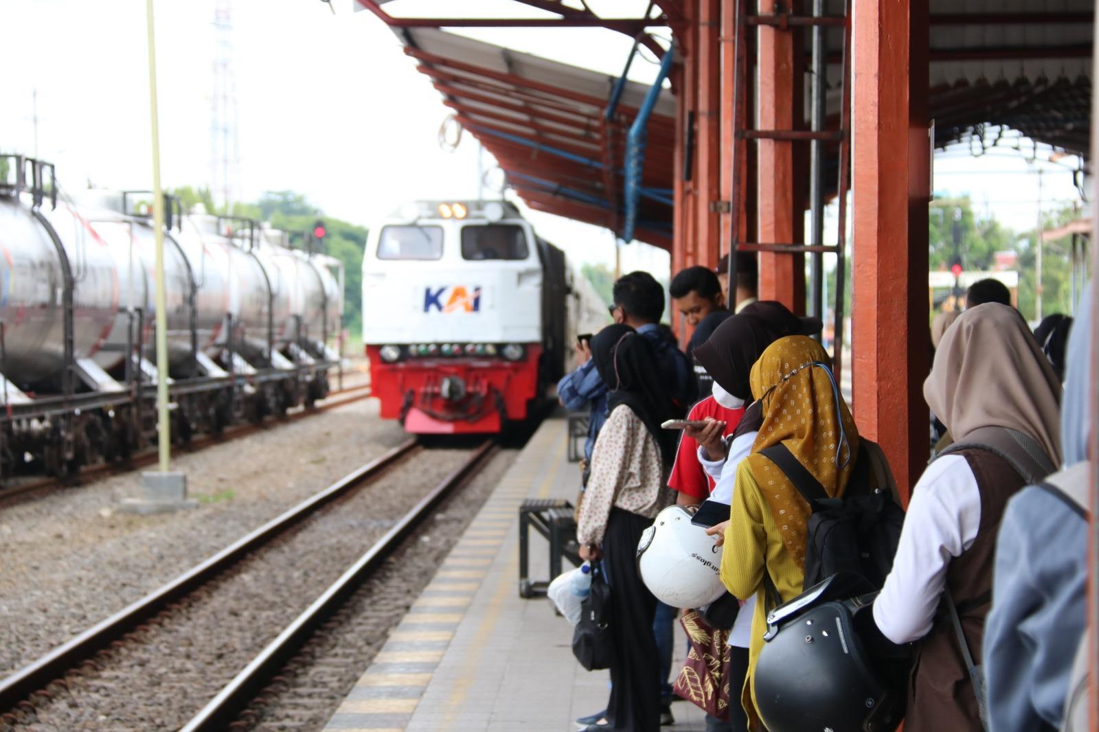 Para-penumpang-antre-di-stasiun-kereta-api.jpg