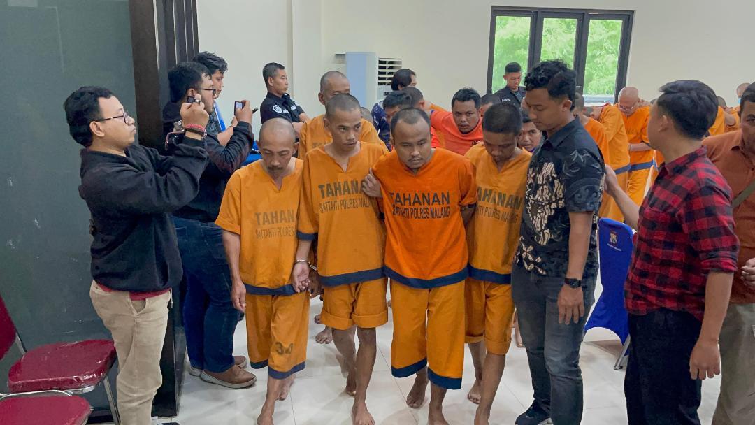Para-tersangka-yang-diungkap-Polres-Malang-dalam-Operasi-Sikat-Semeru-2025.jpg