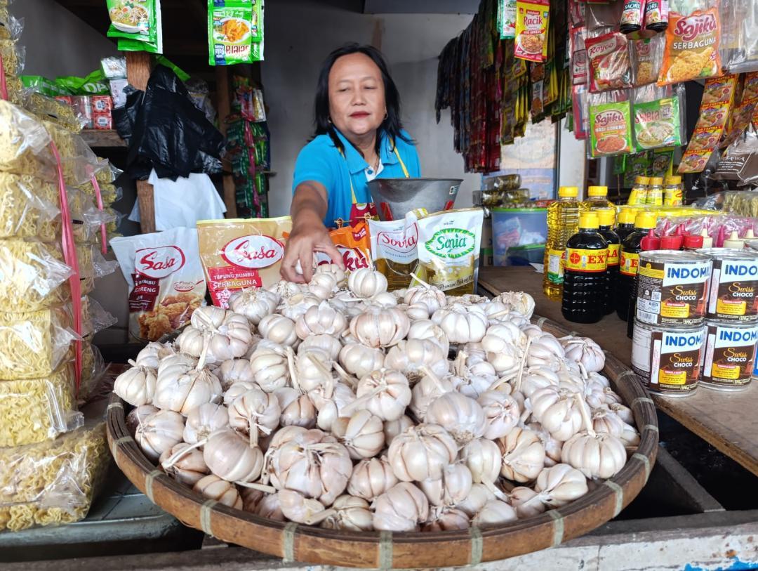 Pasar-Legi-Kota-Blitar-harga-bawang-putih-naik-tajam-imbas-rupiah-melemah.jpg