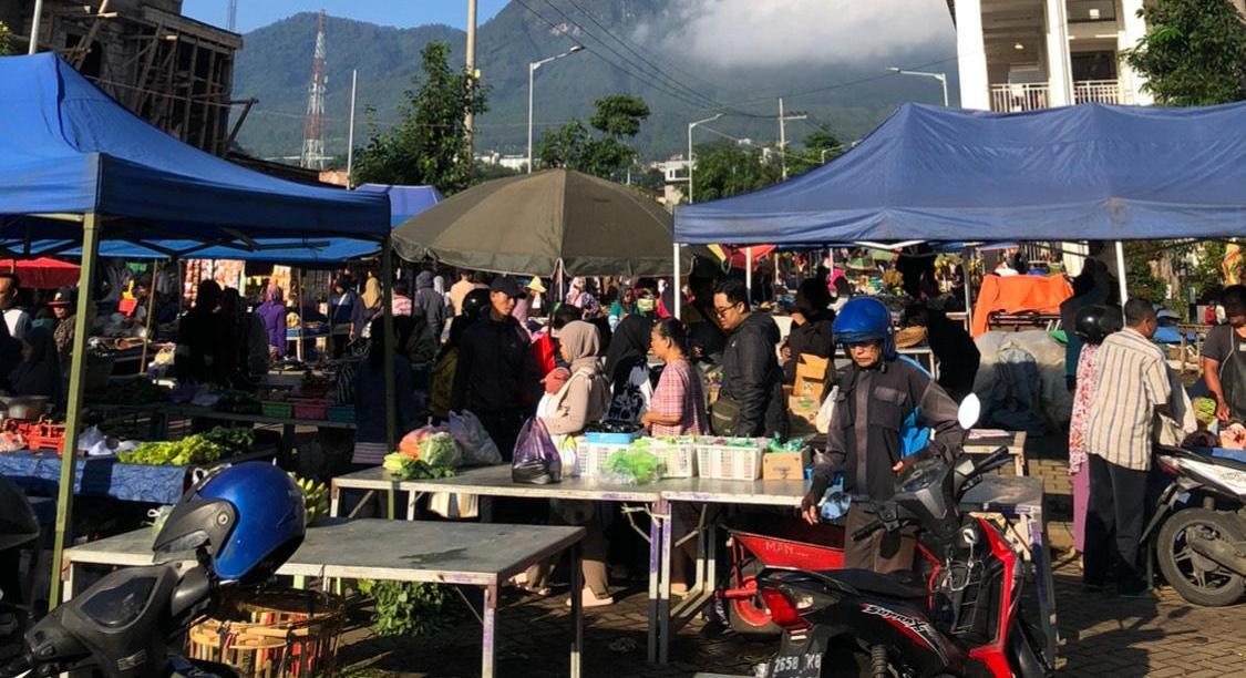 Pasar-Pagi-di-Halaman-Parkir-Pasar-Induk-Among-Tani-Kota-Batu-Para-pedagang-Pasar-Pagi.jpg
