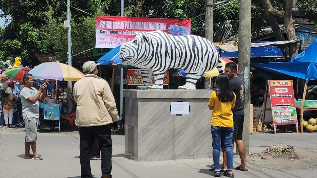 Patung-Macan-Putih-di-Desa-Balongjeruk-Kecamatan-Kunjang-Kabupaten-Kediri-difilmkan.jpg