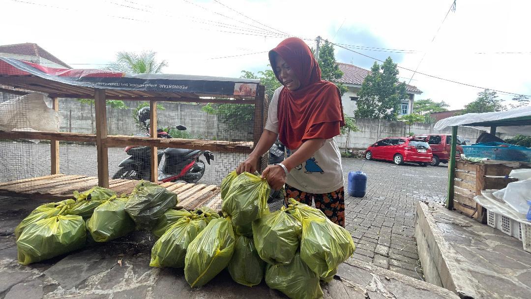 Pedagang-arang-di-Pasar-Sumedang-Kepanjen-Kabupaten-Malang-Senin-30122024.jpg