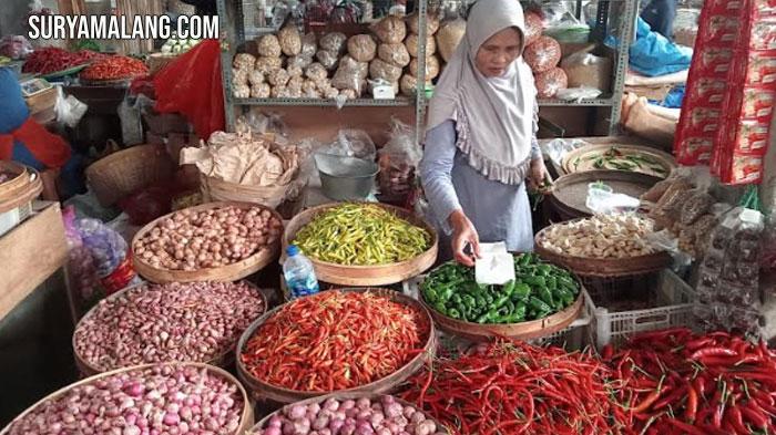 Pedagang-cabai-dan-bawang-merah-di-Pasar-Magetan.jpg