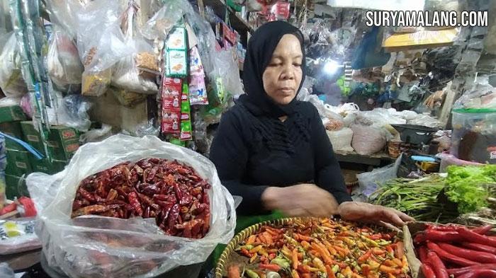 Pedagang-cabai-di-Surabaya-menunjukkan-dagangannya.jpg