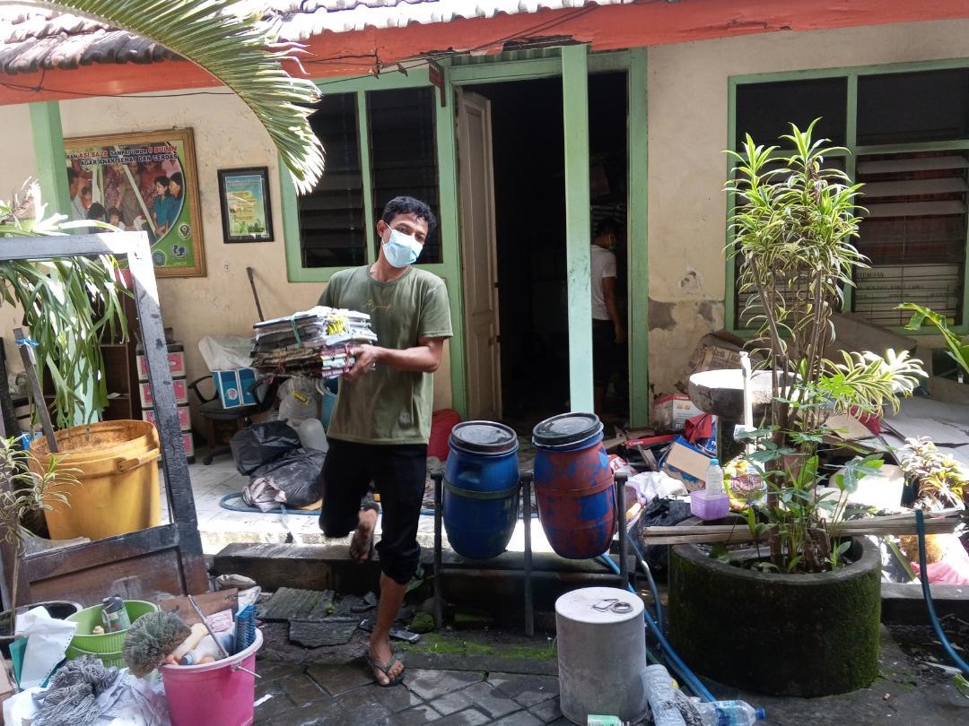 Pegawai-Dinas-Kesehatan-Kabupaten-Tulungagung-mengeluarkan-berkas-yang-terbakar.jpg