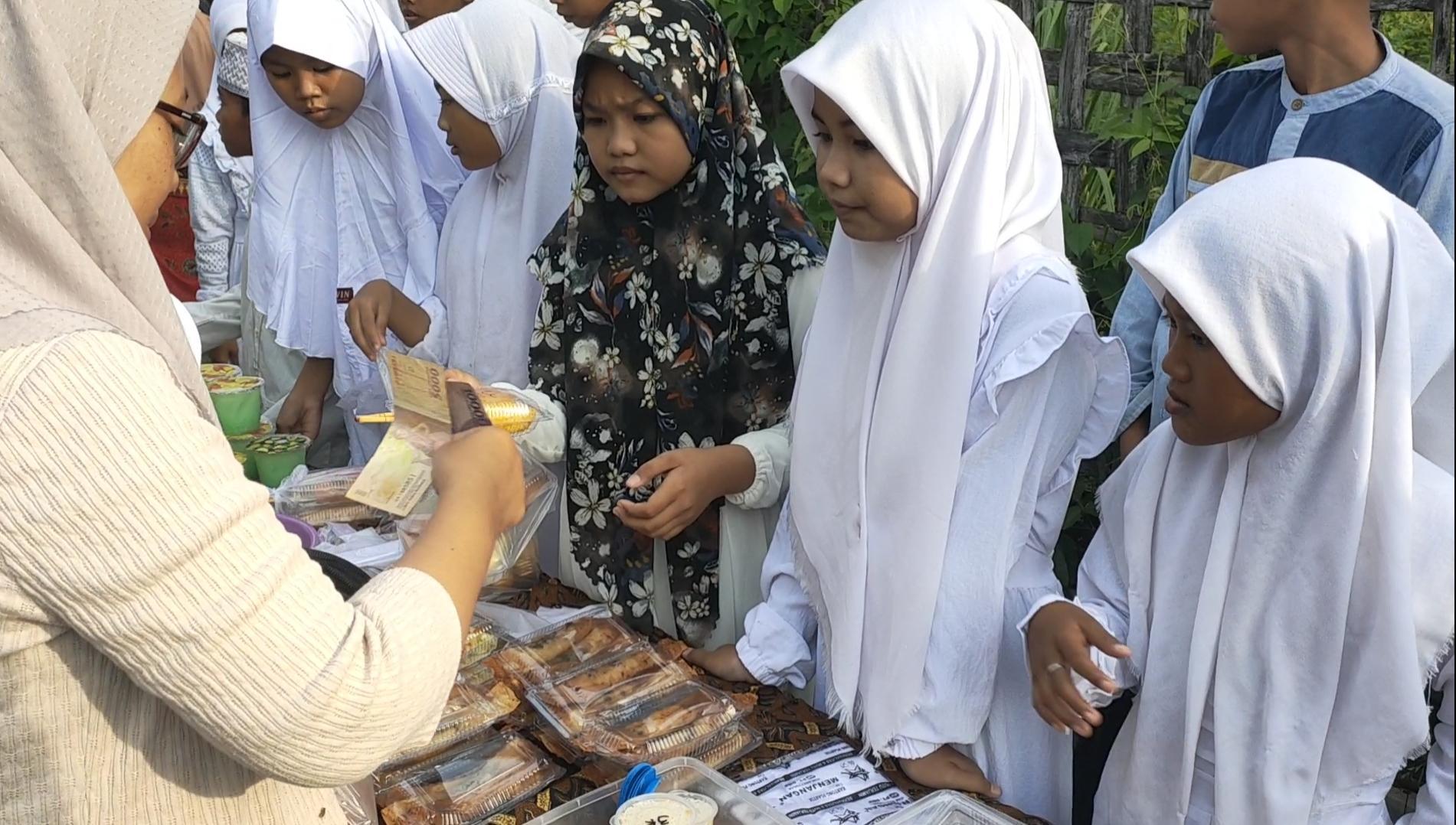 Kembangkan Jiwa Kewirausahaan, Bazar Takjil Pelajar SD Suguhkan Jajanan Khas Bangkalan Diserbu Warga
