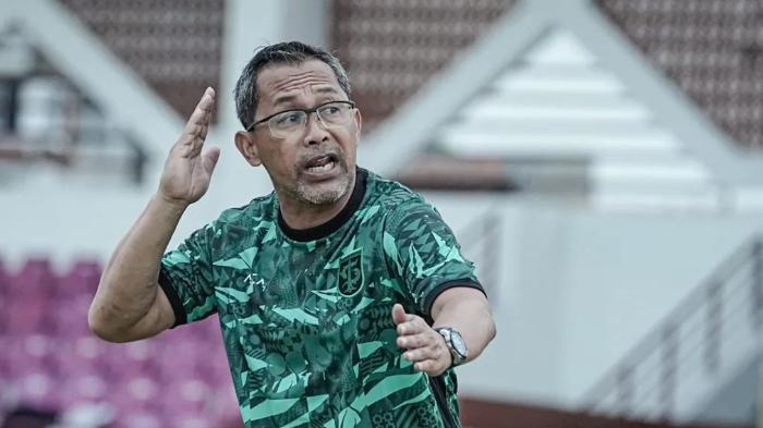 Pelatih-Persebaya-Surabaya-Aji-Santoso-saat-melatih-pemainnya-jelang-Piala-Presiden.jpg