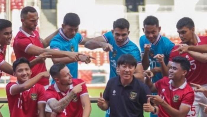 Pelatih-Shin-Tae-yong-bersama-pemain-Timnas-Indonesia-di-Piala-AFF-2022.jpg