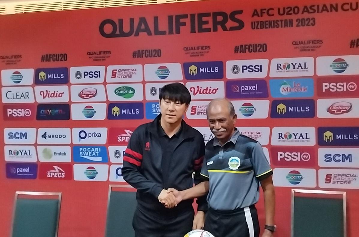 Pelatih-Timnas-Indonesia-Shin-Tae-yong-kiri-bersama-pelatih-Timor-Leste.jpg