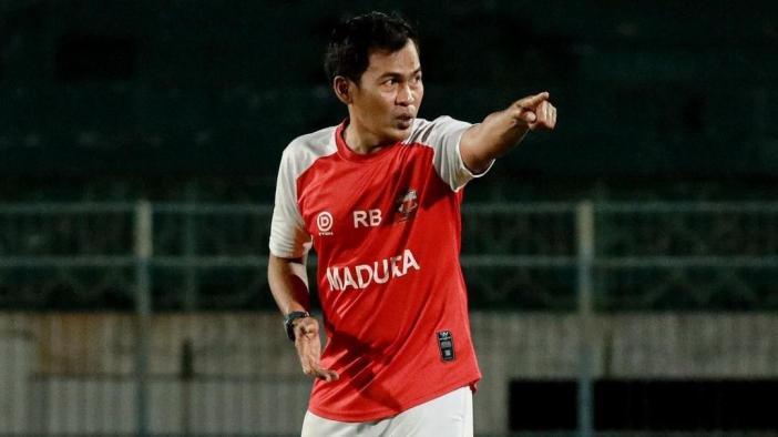Pelatih-karteker-Madura-United-Rakhmad-Basuki-Liga-1-2023.jpg