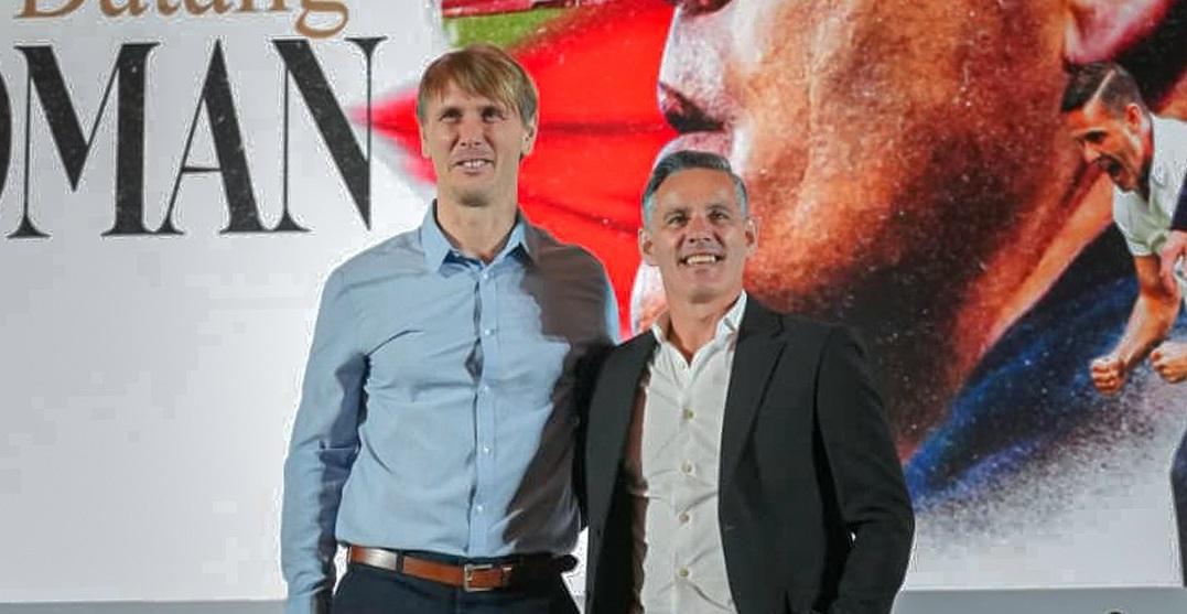 Pelatih-kepala-Timnas-Indonesia-John-Herdman-kanan-bersama-asisten-pelatih-Cesar-Meylan.jpg