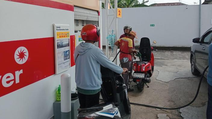 Tak Terdampak Isu Kelangkaan BBM dan PHK Pegawai, Aktivitas SPBU Shell Jombang Masih Berjalan Normal