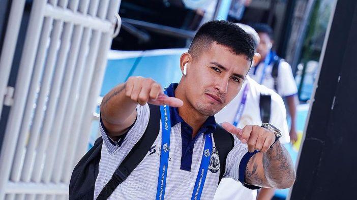 Pemain-Arema-FC-Ariel-Lucero-saat-tiba-di-Stadion-Kapten-I-Wayan-Dipta-Bali-United.jpg