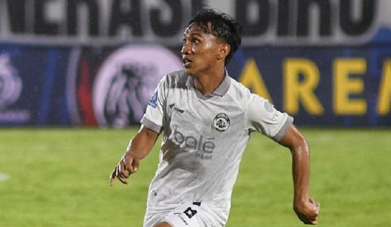 Pemain-Arema-FC-Arkhan-Fikri-saat-menghadapi-Malut-United-dalam-laga-Super-League.jpg