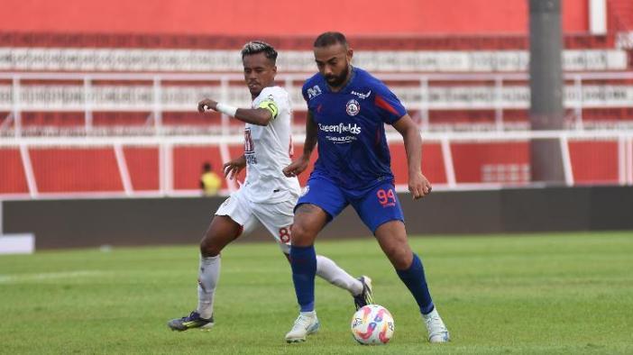 Pemain-Arema-FC-Dalberto-dalam-pertandingan-melawan-Malut-United-di-Stadion-Soepriadi-Blitar.jpg