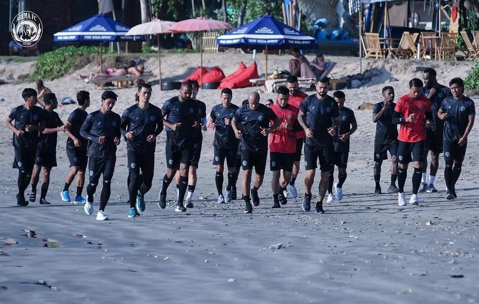 Pemain-Arema-FC-saat-menjalani-latihan-di-Pantai-Kuta-Bali-Senin-1572024.jpg