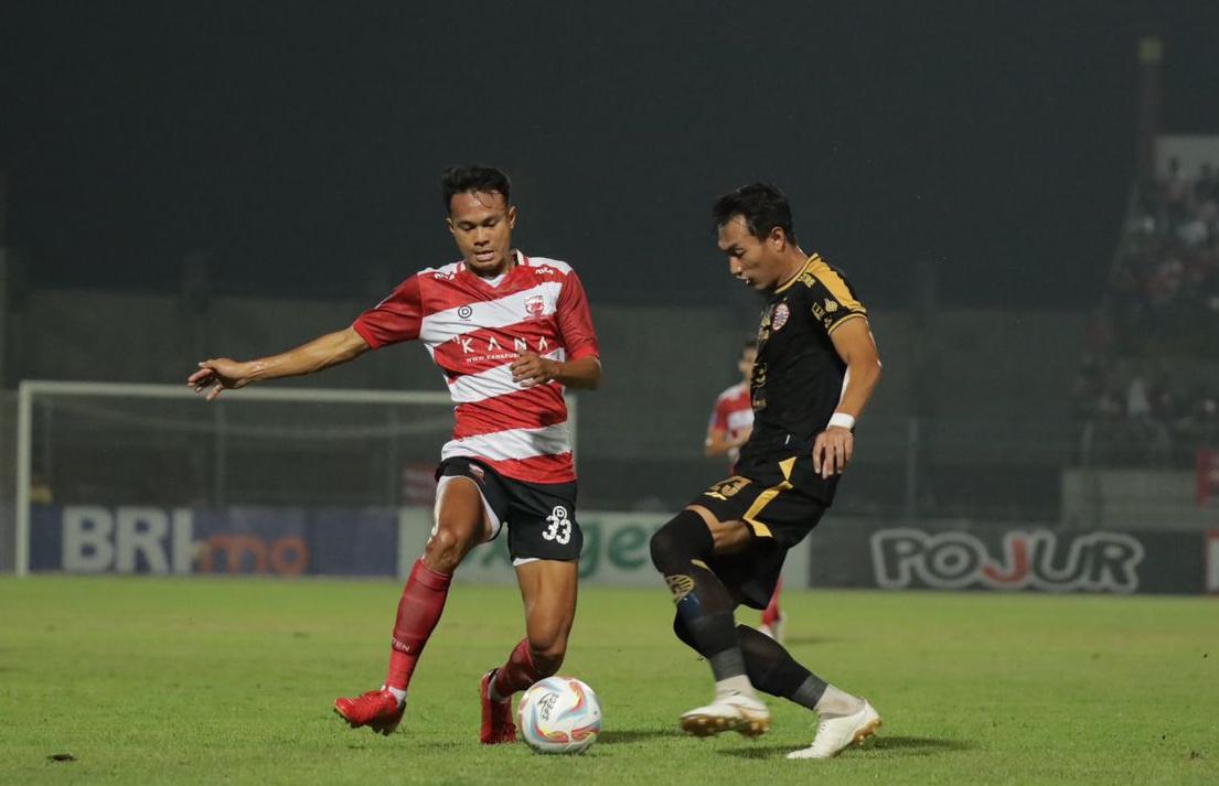 Pemain-Madura-United-Koko-Ari-Araya-berduel-dengan-pemain-Persija-Hansamu-Yama.jpg
