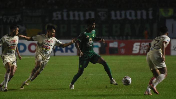 Pemain-Persebaya-Surabaya-Alta-Ballah-hijau-dikepung-pemain-Persija-Jakarta.jpg