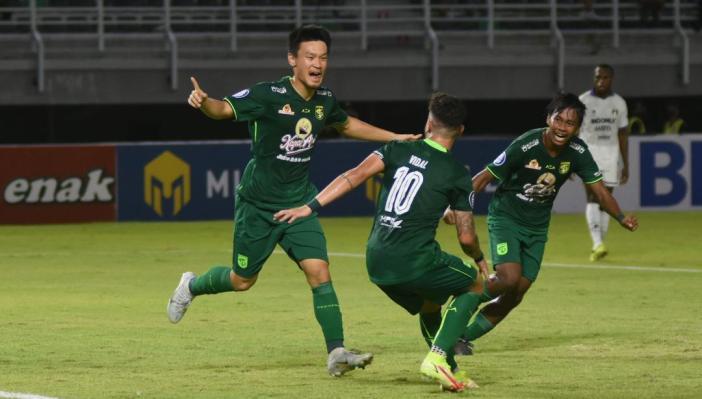 Pemain-Persebaya-Surabaya-saat-merayakan-gol-ke-gawang-Persita-Tangerang.jpg