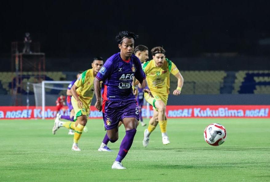 Pemain-Persik-Kediri-M-Supriadi-saat-kontra-Persebaya-Surabaya.jpg