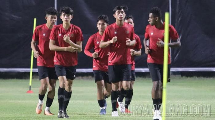 Pemain-Timnas-Indonesia-U-17-menggelar-latihan-resmi-pertama-sesuai.jpg