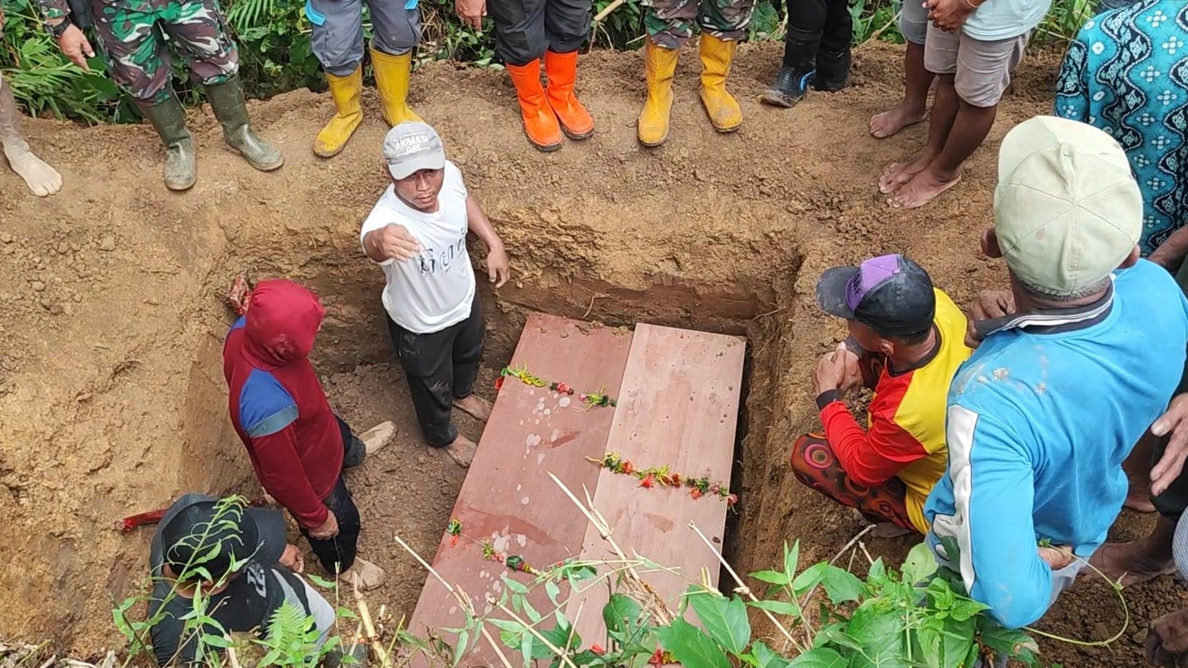 Pemakaman-korban-tanah-longsor-di-Desa-Depok-Kecamatan-Bendungan-Trenggalek.jpg