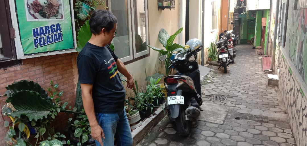 Pemilik-rumah-kos-Nur-Roso-saat-menunjukkan-lokasi-kejadian-curanmor-di-Kota-Malang.jpg