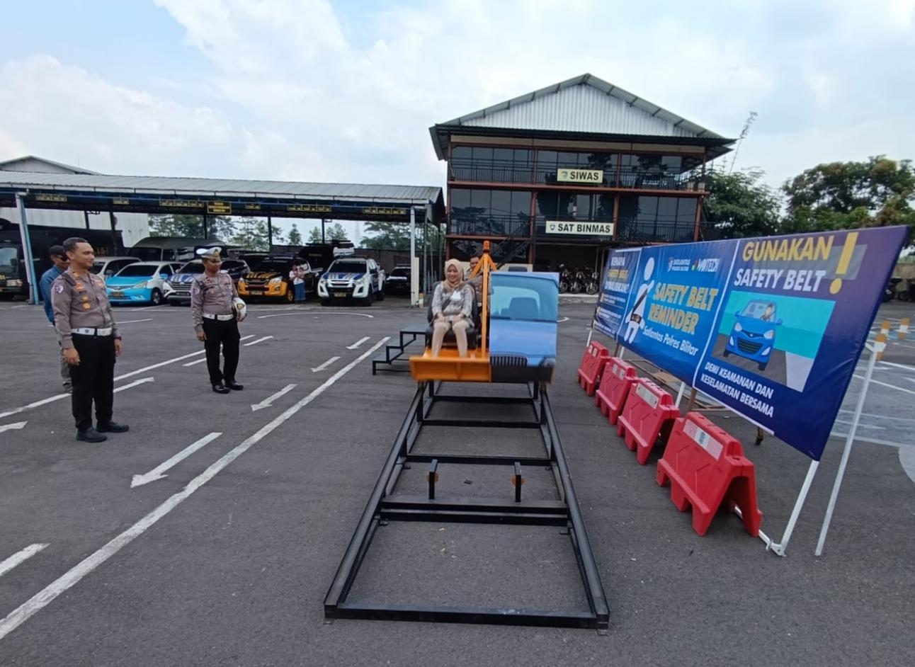 Pemohon-SIM-mencoba-alat-peraga-sabuk-keselamatan-di-Polres-Blitar-Sabtu-2792025.jpg