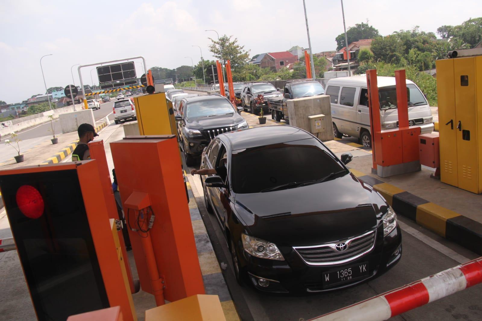 Pemudik-membayar-E-tol-sebelum-keluar-dari-gerbang-pintu-tol-Madyopuro-Kota-Malang.jpg