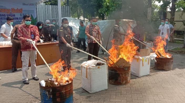 Pemusnahan-barang-bukti-dari-hasil-perkara-inkrah-yang-dilakukan-oleh-Kejari-Kota-Malang.jpg