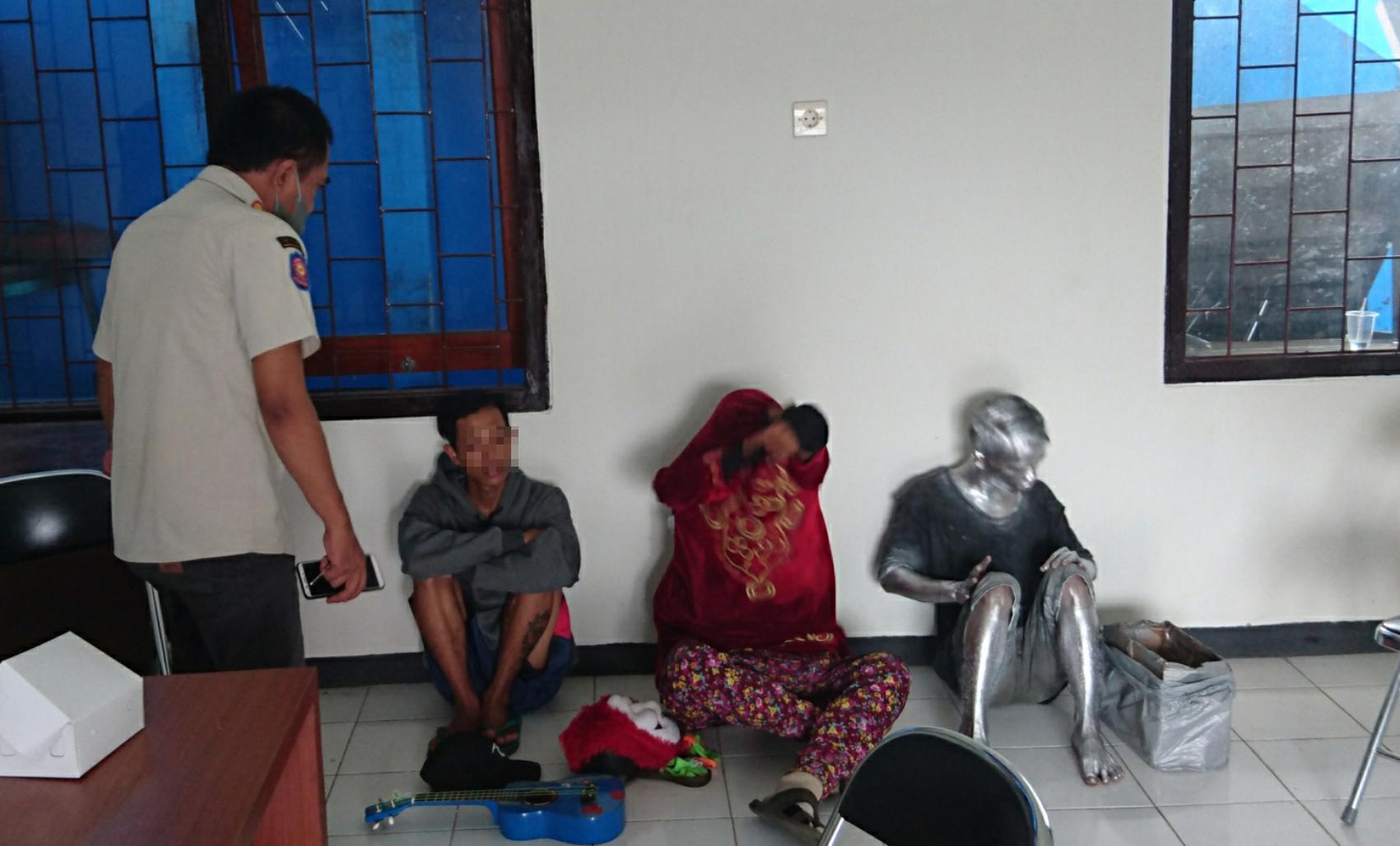 Pengamen-badut-dan-manusia-silver-yang-terjaring-razia-Satpol-PP-Tulungagung.jpg