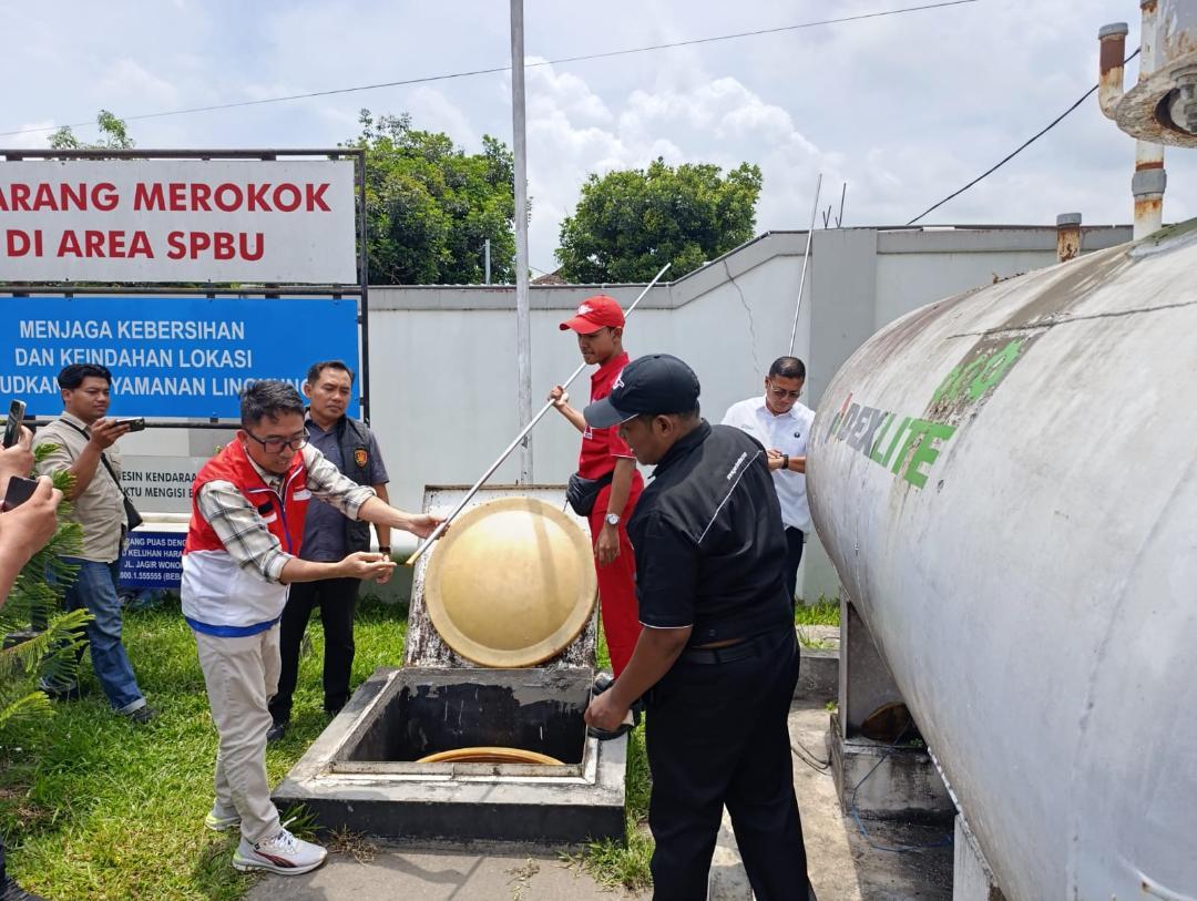 Pengecekan-BBM-di-salah-satu-SPBU-di-Kabupaten-Blitar-Kamis-30102025.jpg