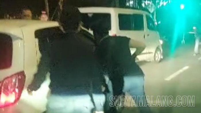 Pengejaran-dua-maling-motor-Tim-Antibandit-Polsek-Lakarsantri-Polrestabes-Surabaya-d.jpg