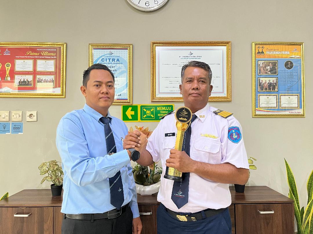 Kru Kapal Dharma Ferry dapat Penghargaan Karena Selamatkan Penumpang yang Nyebur ke Selat Bali