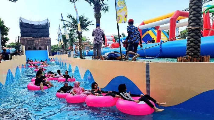 Pengunjung-menikmati-wahana-Maui-Wave-Rider-di-Hawai-Waterpark-Malang.jpg